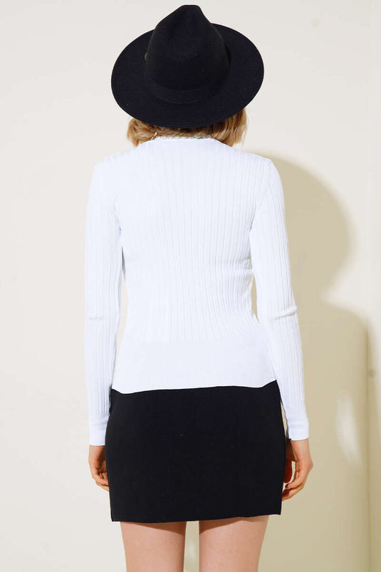 سترة محبوكة كاملة ذات رقبة مدورة مضلعة بلون البيج الفاتح