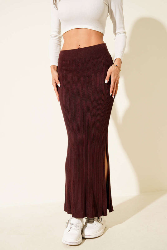 Jupe Trico bordeaux déchirée sur le côté