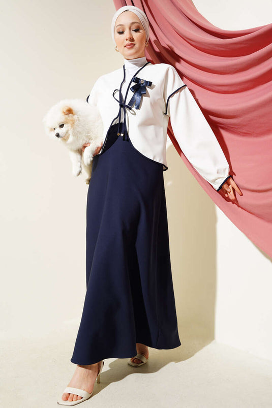 بدلة تنورة من قطعتين مع دبوس على شكل فيونكة، أزرق داكن