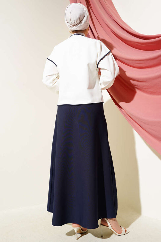 بدلة تنورة من قطعتين مع دبوس على شكل فيونكة، أزرق داكن