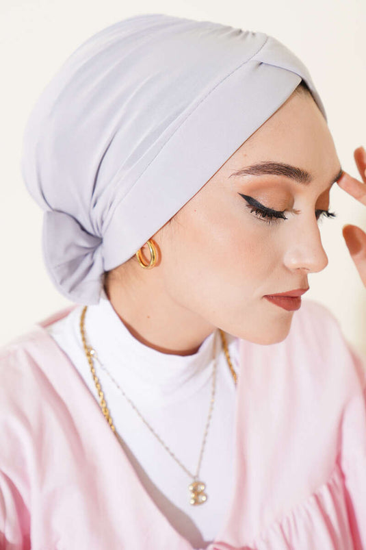 قبعة رمادية مزينة بفيونكة