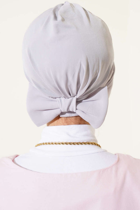 قبعة رمادية مزينة بفيونكة