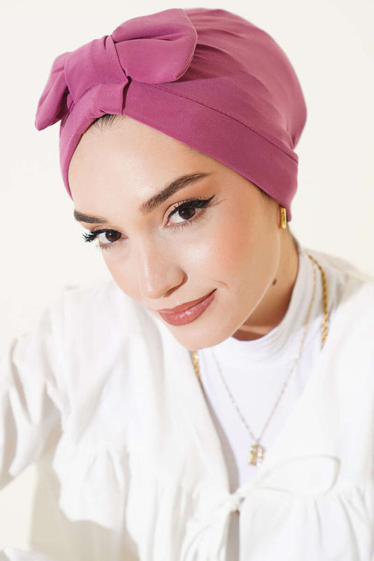 قبعة مزينة بفيونكة باللون الوردي الفاتح