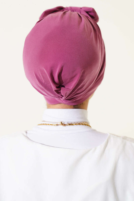 قبعة مزينة بفيونكة باللون الوردي الفاتح