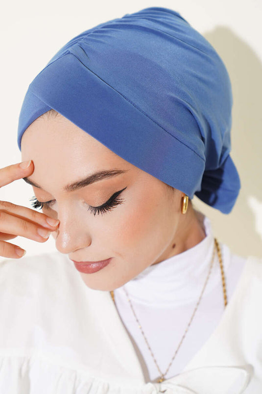 قبعة زرقاء داكنة مزينة بفيونكة