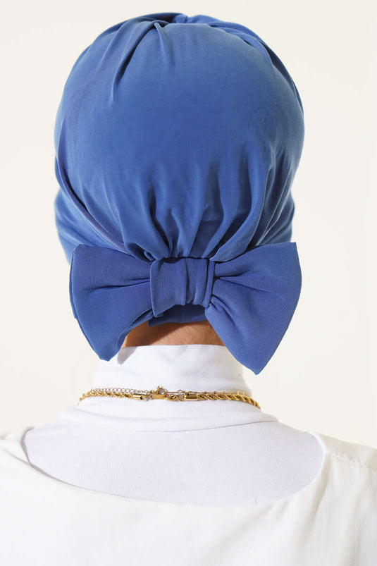 قبعة زرقاء داكنة مزينة بفيونكة