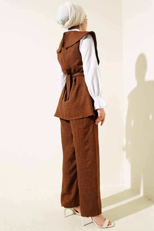 Costume deux pièces marron à col marin orné d'un nœud papillon