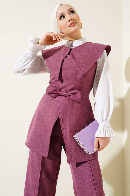 Costume deux pièces magenta à col marin orné d'un nœud papillon