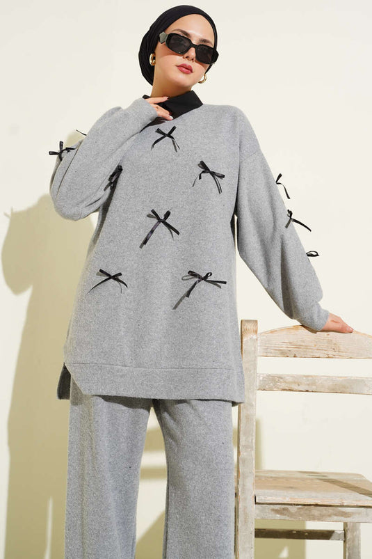 Ensemble deux pièces gris orné d'un nœud papillon.