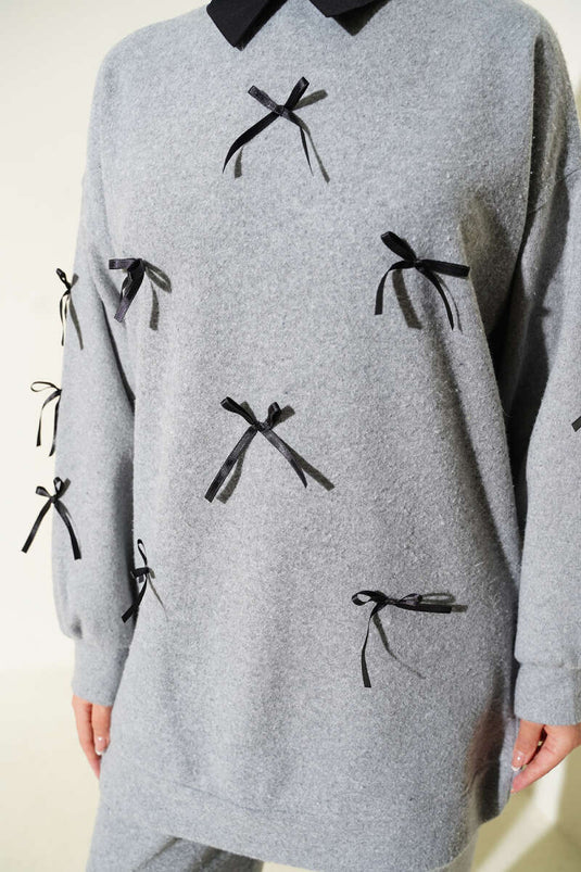 Ensemble deux pièces gris orné d'un nœud papillon.