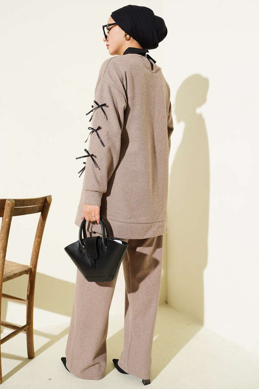 طقم من قطعتين من الكشمير بتفاصيل فيونكة من المنك