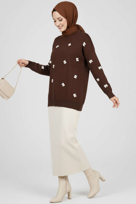 سترة تريكو مطرزة بفيونكة باللون البني