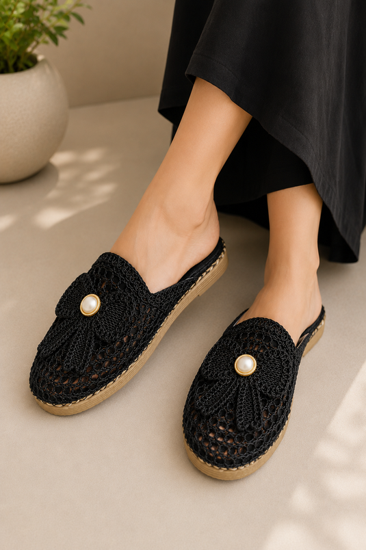 Fiyonk à motif sandale en paille noire