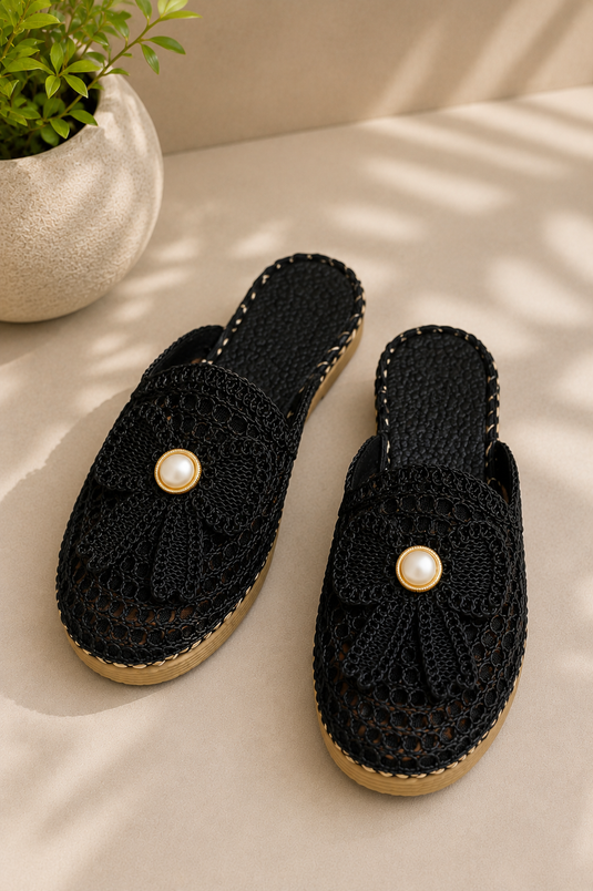 Fiyonk à motif sandale en paille noire