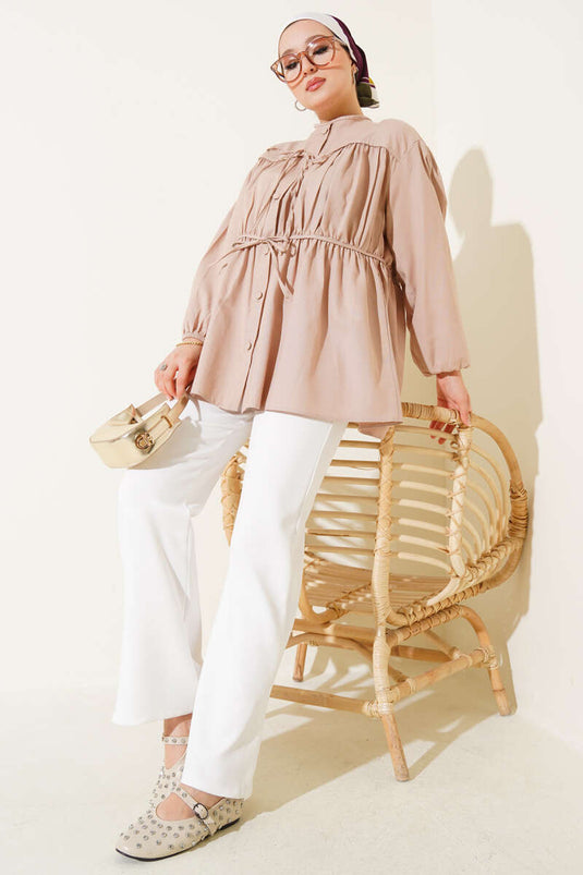 قميص مطوي بربطة عنق باللون البيج