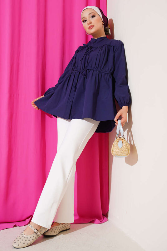 قميص مطوي بربطة عنق باللون الأزرق الداكن