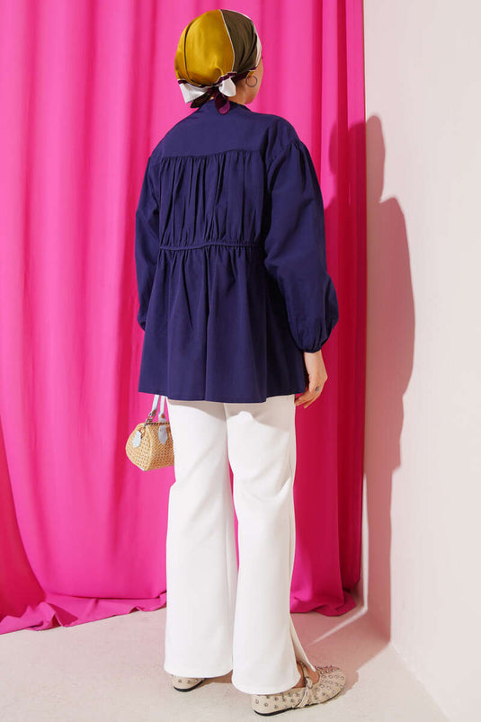 قميص مطوي بربطة عنق باللون الأزرق الداكن