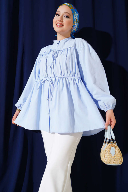 قميص أزرق مطوي بربطة عنق