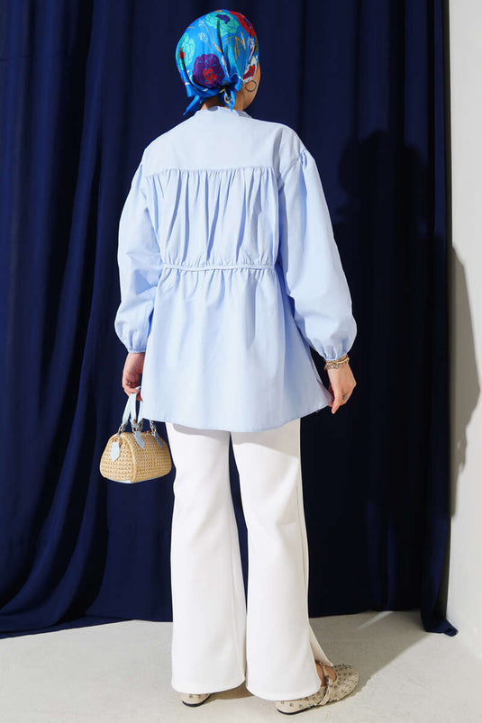 قميص أزرق مطوي بربطة عنق