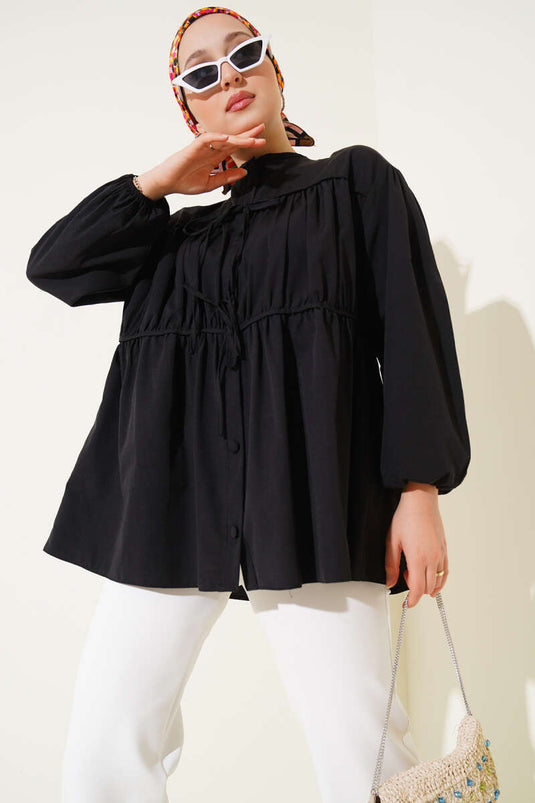 قميص أسود مكشكشة بربطة عنق