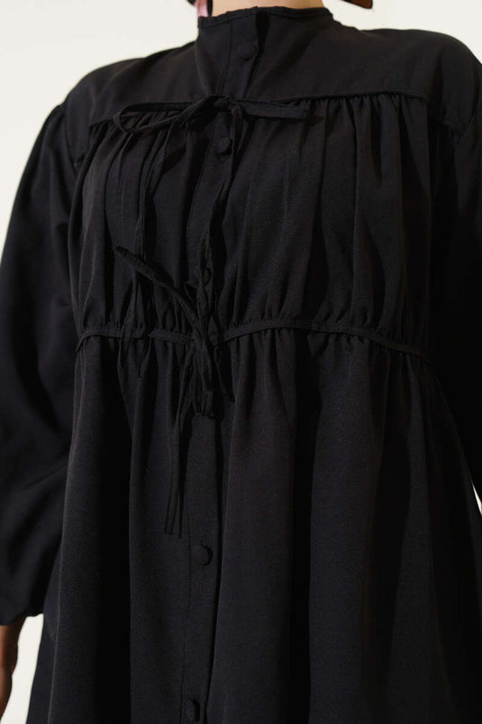 قميص أسود مكشكشة بربطة عنق