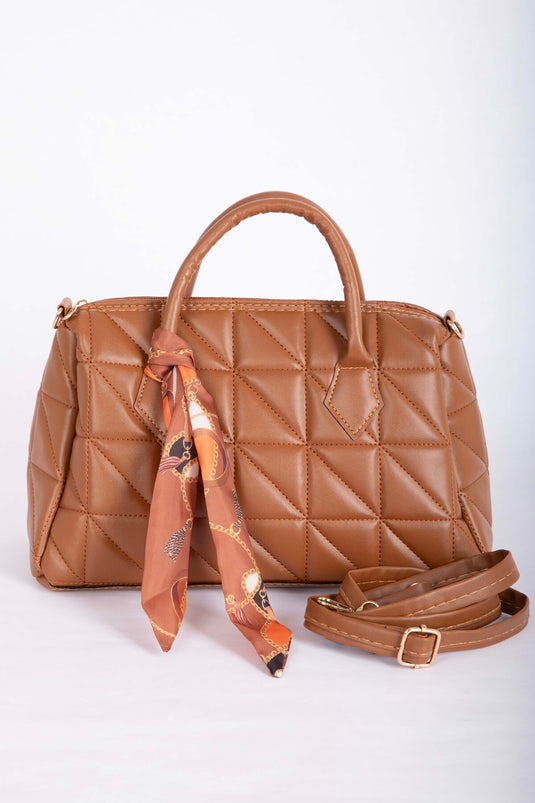 حقيبة يد وكتف مبطنة بتفصيل الوشاح بلون التابا