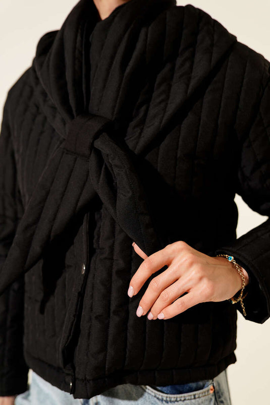 Fular Detaylı Kapitone Kısa Mont Siyah