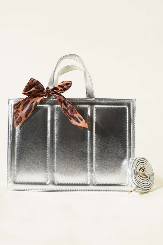 حقيبة مستطيلة مع وشاح فضية