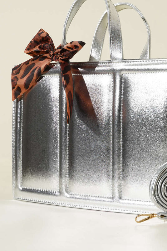 حقيبة مستطيلة مع وشاح فضية