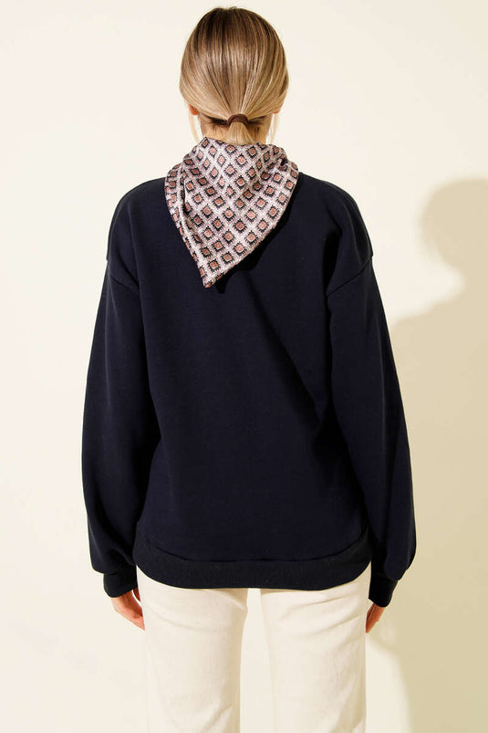 سويت شيرت أزرق داكن مطرز عليه صورة غزال ووشاح