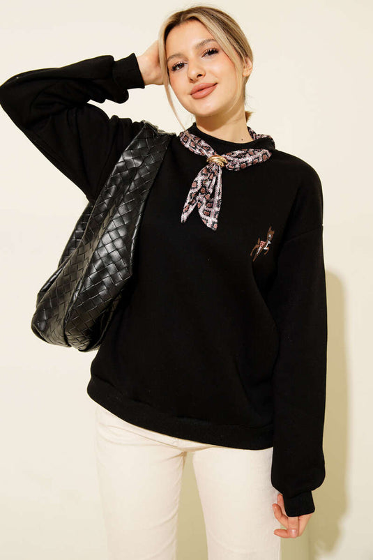 سويت شيرت مطرز عليه صورة غزال مع وشاح، أسود