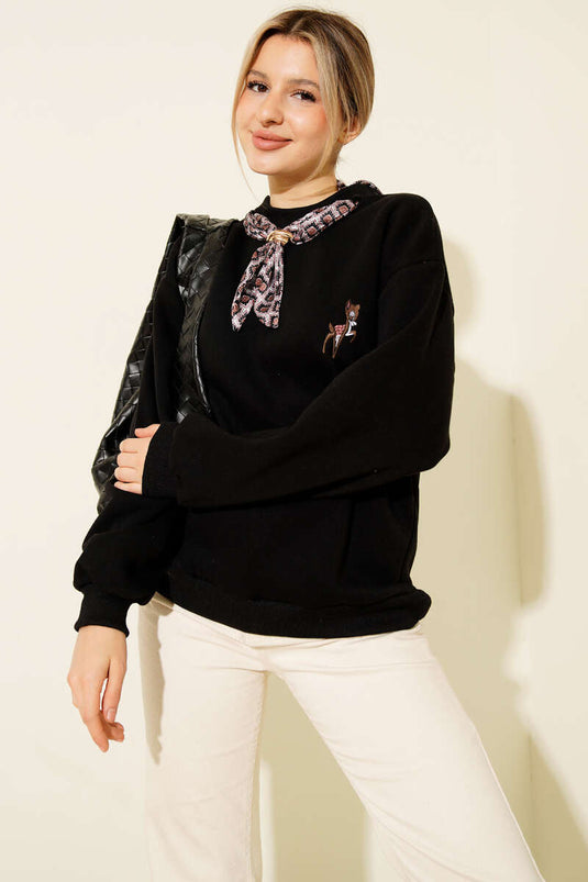 سويت شيرت مطرز عليه صورة غزال مع وشاح، أسود