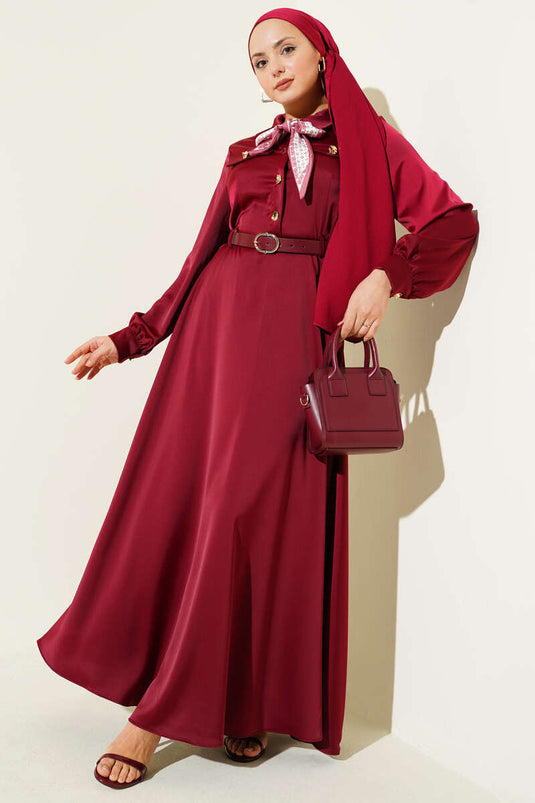 Robe de soirée en satin avec ceinture et foulard bordeaux