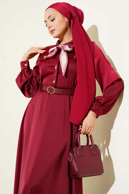 Robe de soirée en satin avec ceinture et foulard bordeaux