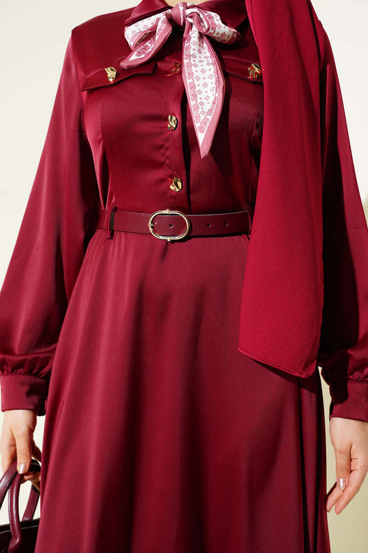 Robe de soirée en satin avec ceinture et foulard bordeaux