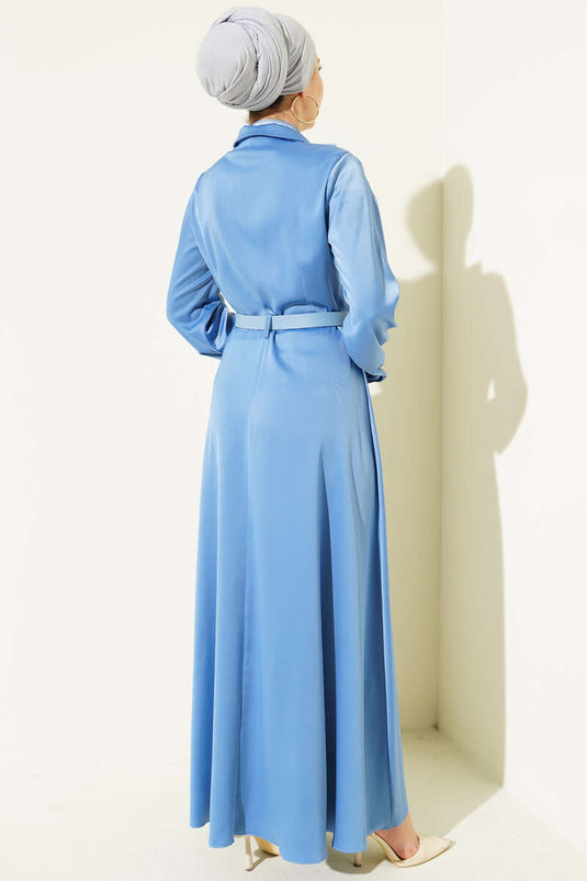 Abendkleid aus Satin mit Schal und Gürtel in Blau