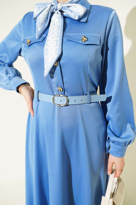 Abendkleid aus Satin mit Schal und Gürtel in Blau