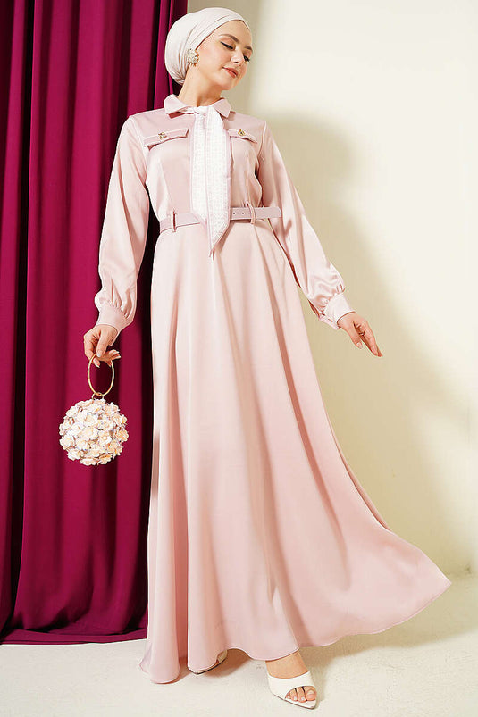 Abendkleid aus Satin mit Gürtel und Schal in Puderrosa