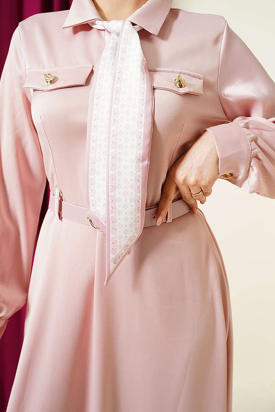 Abendkleid aus Satin mit Gürtel und Schal in Puderrosa