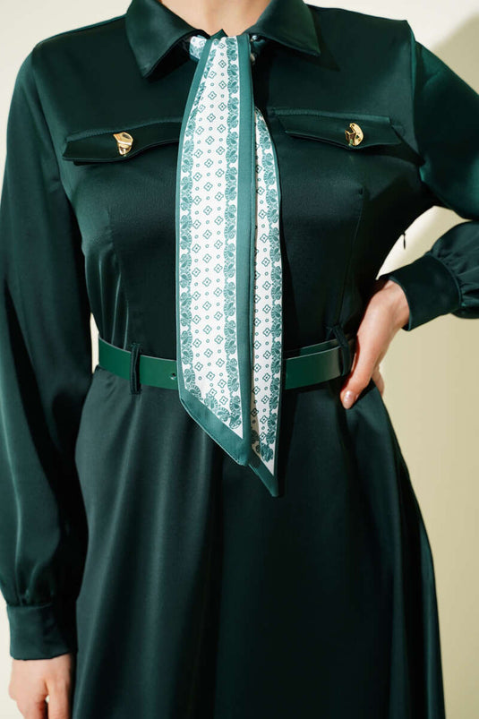 Robe de soirée en satin avec ceinture et foulard émeraude