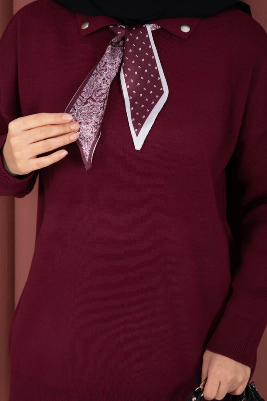 Pull en tricot à col polo avec foulard bordeaux