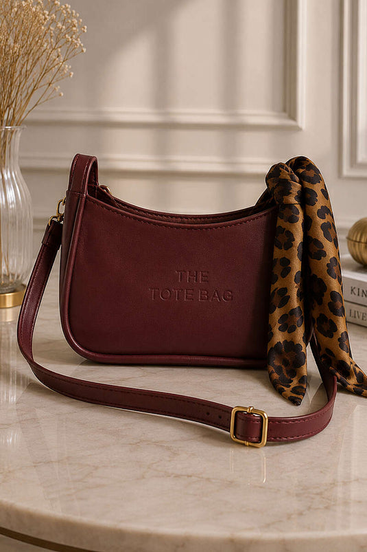 حقيبة The Tote Bag بورجوندي مزينة بفولار