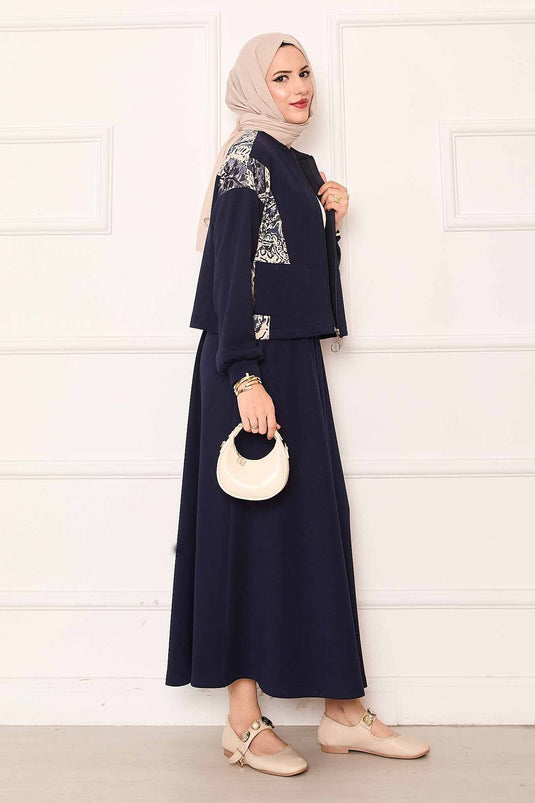 بدلة تنورة قصيرة مفصلة من غارني باللون الأزرق الداكن