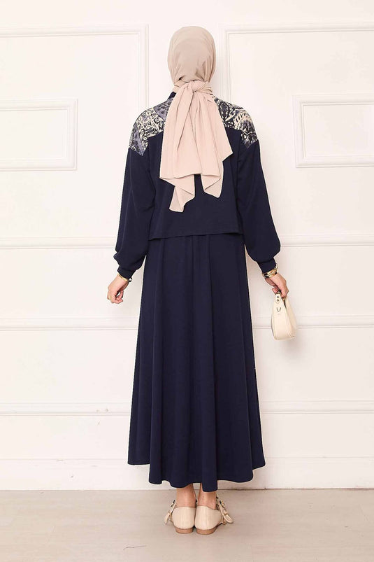 بدلة تنورة قصيرة مفصلة من غارني باللون الأزرق الداكن