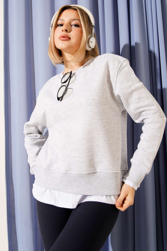 Sudadera gris con cuello redondo y ribetes