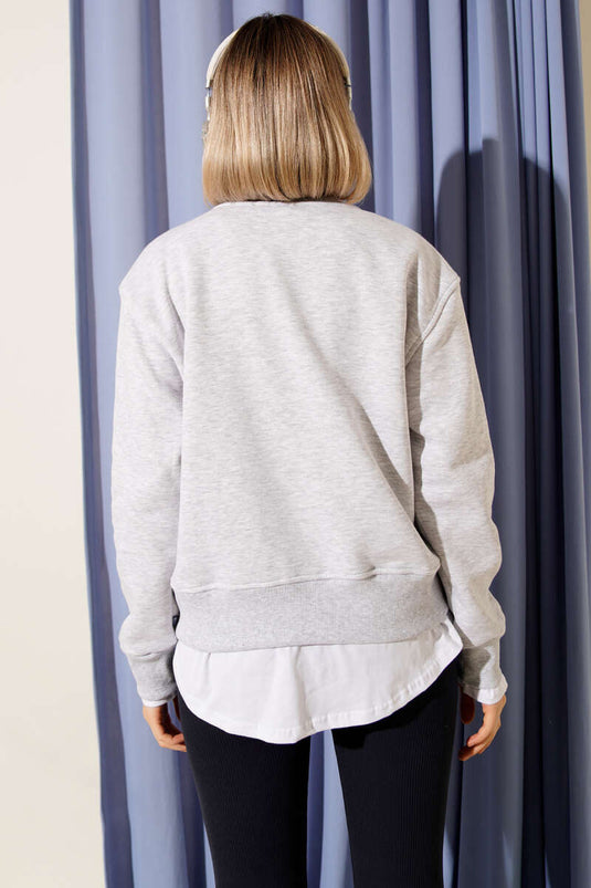 Sudadera gris con cuello redondo y ribetes