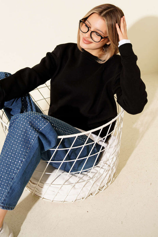 سويت شيرت أسود مزين برقبة دائرية