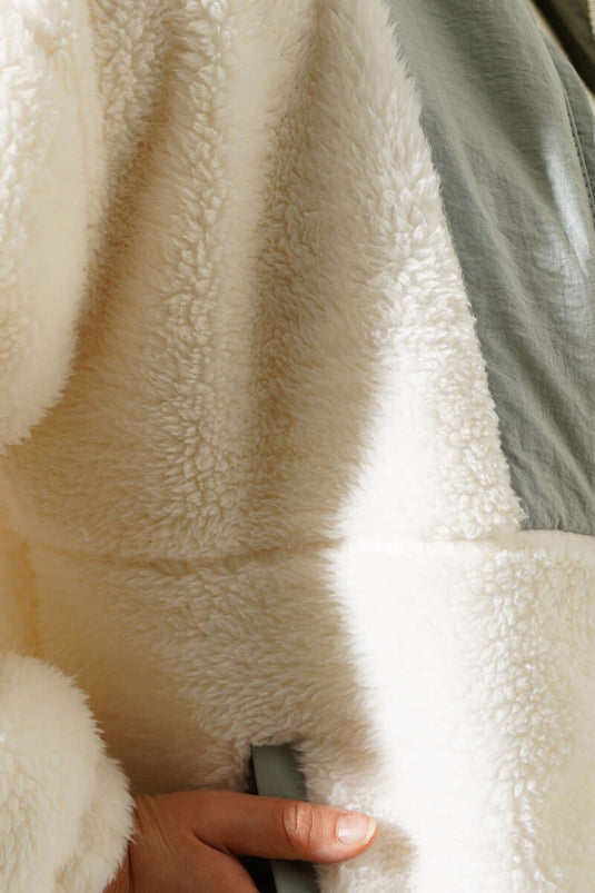 Kurzer Plüschmantel mit verzierten Taschen in Grau