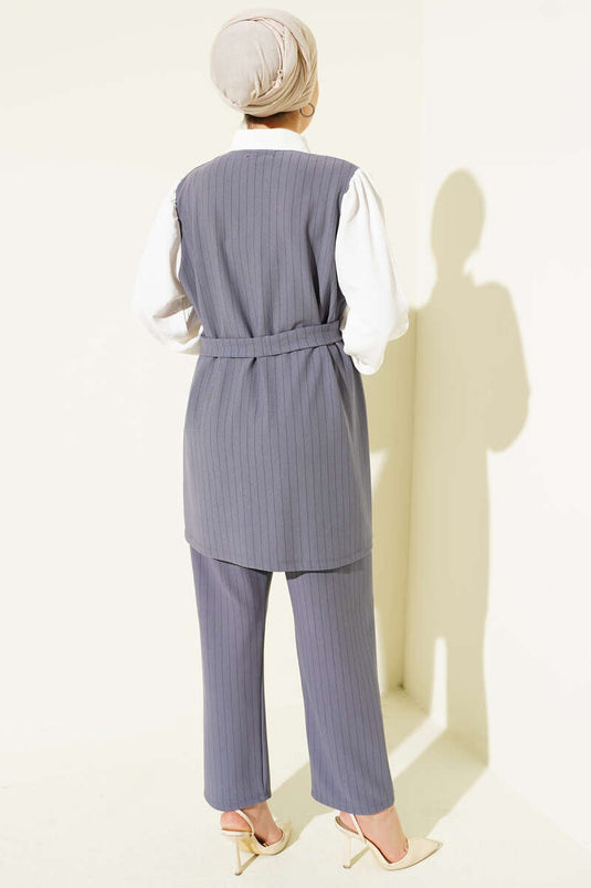 بدلة مخططة مزخرفة من قطعتين باللون الرمادي الداكن