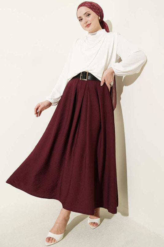 Jupe plissée avec large ceinture bordeaux